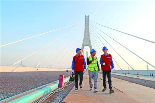 在新建山东济南黄河公路大桥建设现场,供电员工正上门了解用电需求,保障项目用电正常可靠。通讯员 陈彬 摄